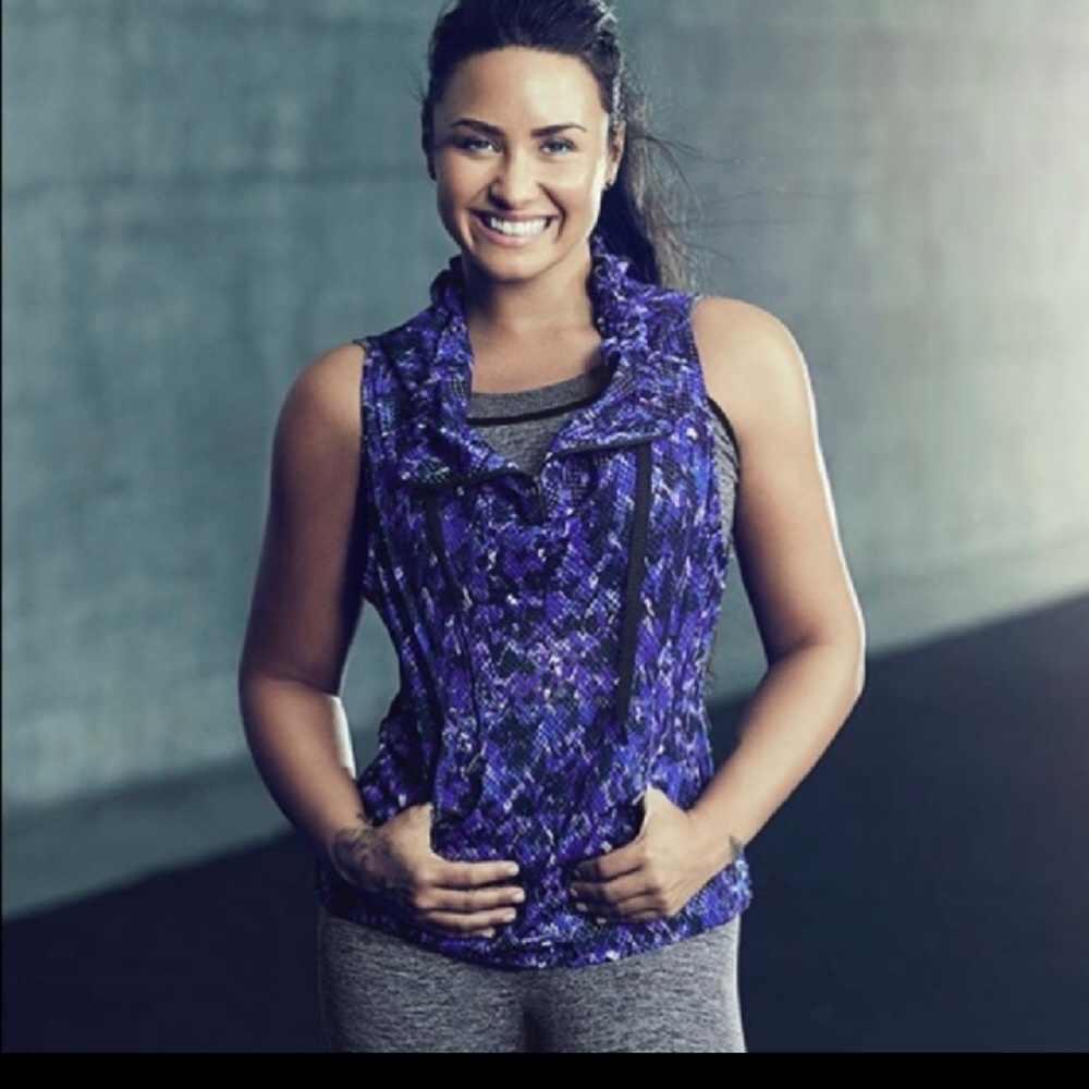 Demi Lovato Blue Black White Sleeveless Top Small